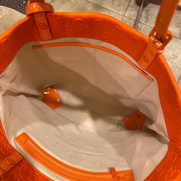 Authentic Michael Kors orange tote. New without tags - Picture 5 of 8